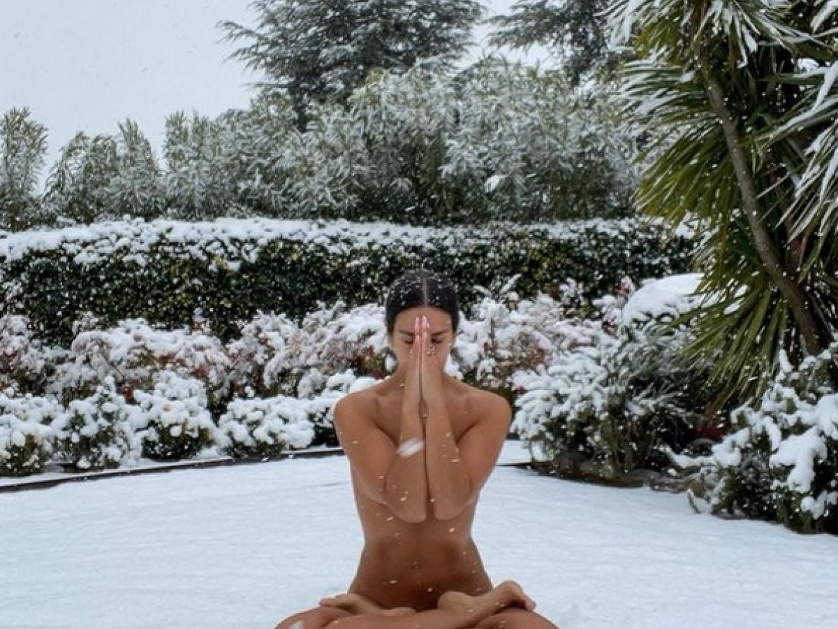 NOV TREND RAZVNEL INSTAGRAM: Popolnoma gole ženske pozirajo na snegu (FOTO)...