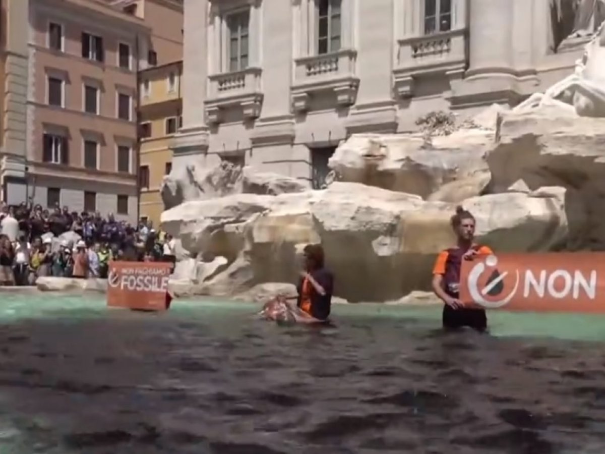 Hanno distrutto la famosa Fontana di Trevi a Roma (VIDEO)