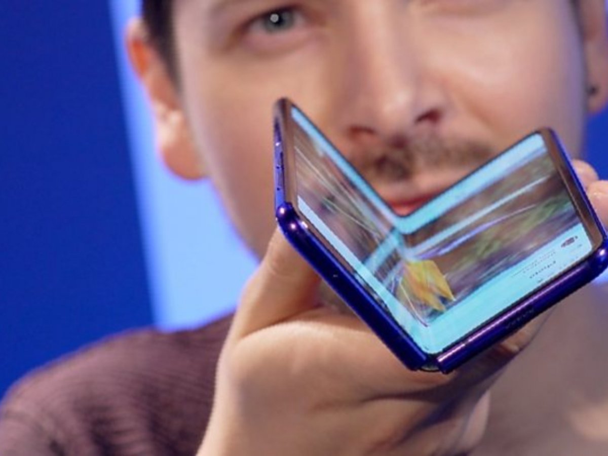 Гнущий самсунг. Samsung Galaxy Fold с гибким экраном. Самсунг с гнущимся экраном. Гнущийся смартфон. Самсунг с грузимся экраном.