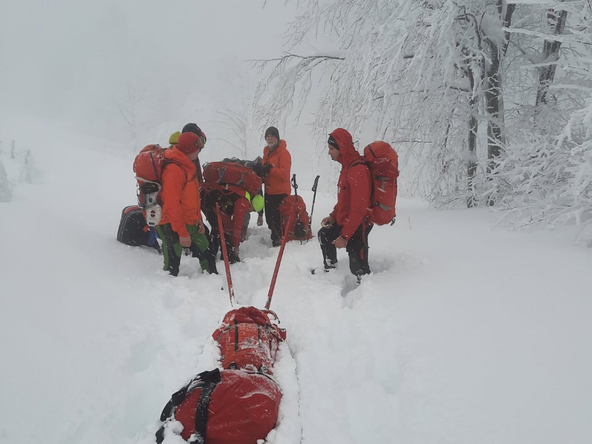 SERVISER V SNEGU DO PASU GAZIL KILOMETRE DA BI POPRAVIL ODDAJNIK Nazadnje Se Je Izgubil In